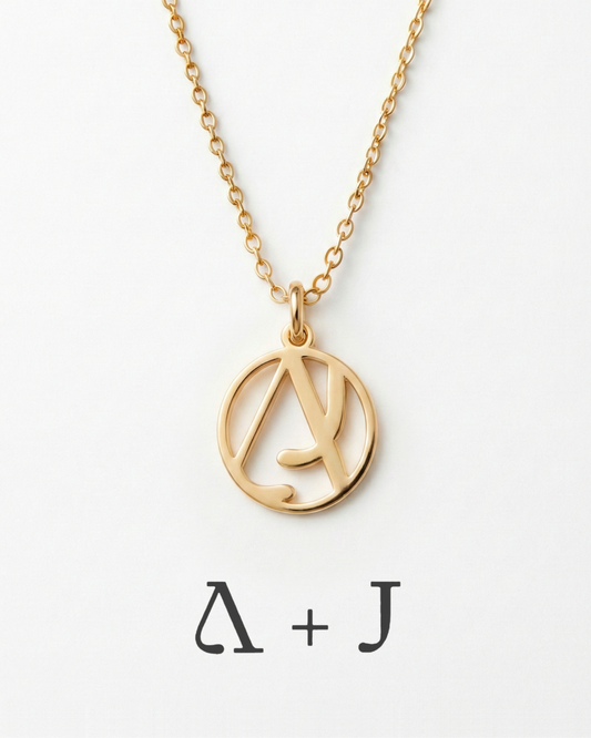 Kette mit verschlungenen Initialen – Jede Initiale, eine Geschichte